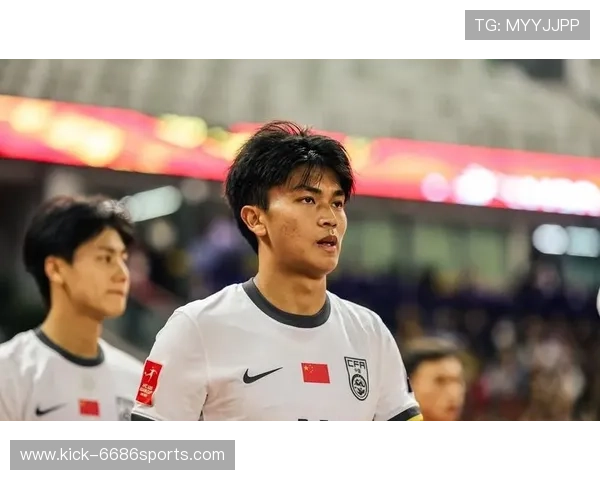 踢足球的球星们魅力四射 足球场上他们的帅气与风采无法忽视